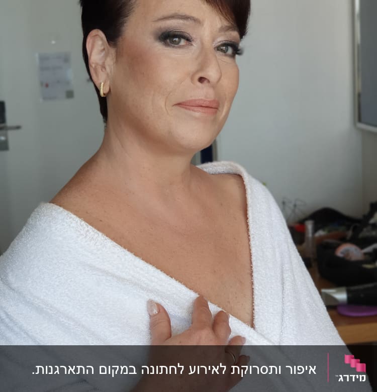 איפור עיניים כהה ושיער קצר כהה